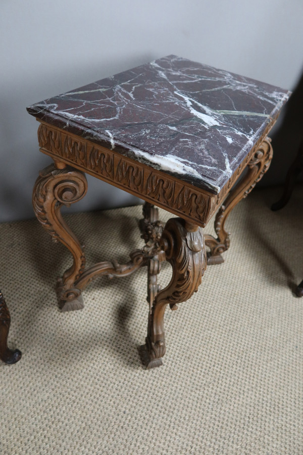 Table rocaille en noyer sculpté dessus marbre 