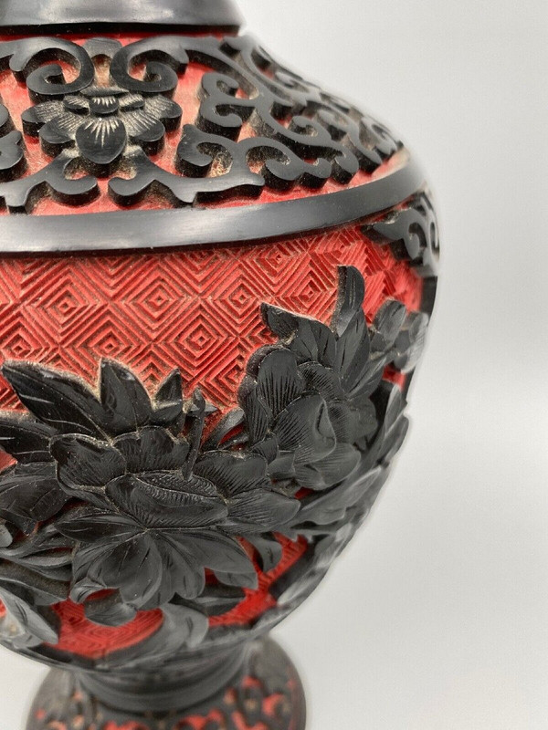 Vase ancien en laque de cinabre Chine milieu XXe rouge et noir laiton