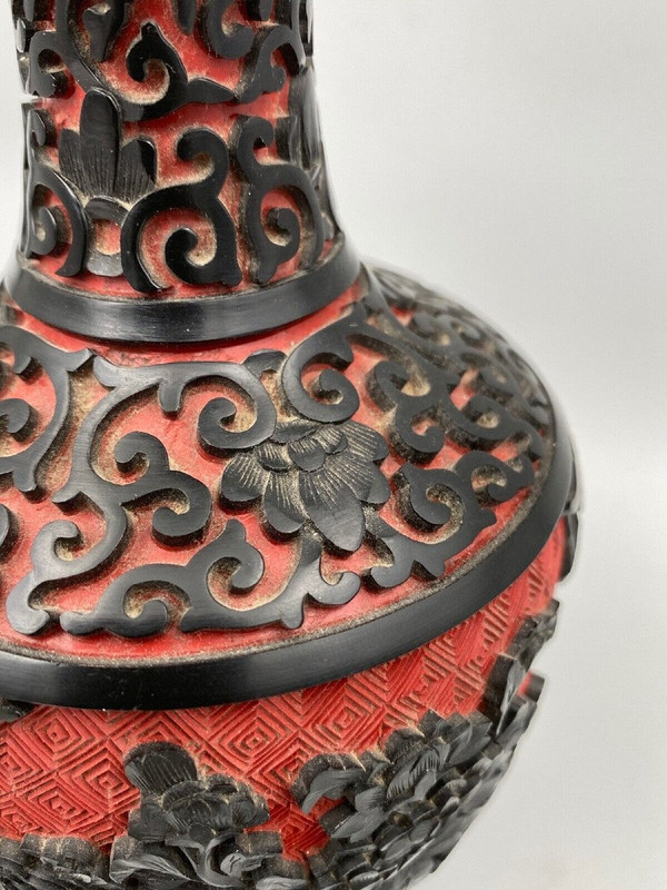 Vase ancien en laque de cinabre Chine milieu XXe rouge et noir laiton