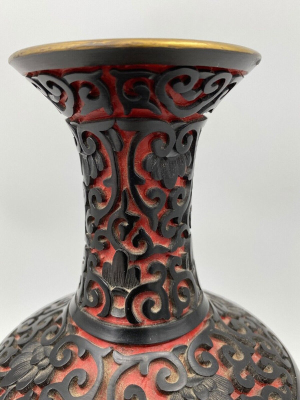 Vase ancien en laque de cinabre Chine milieu XXe rouge et noir laiton