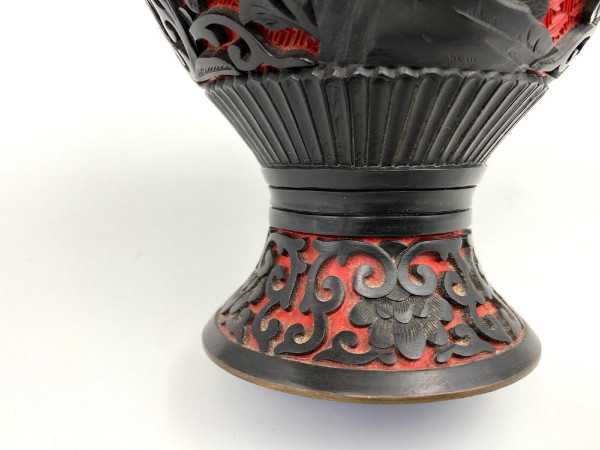 Vase ancien en laque de cinabre Chine milieu XXe rouge et noir laiton