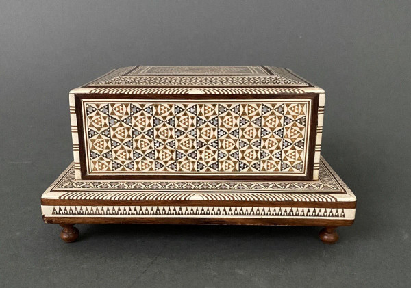 Mother-of-pearl marquetry oriental cigarette box musical box 20th century