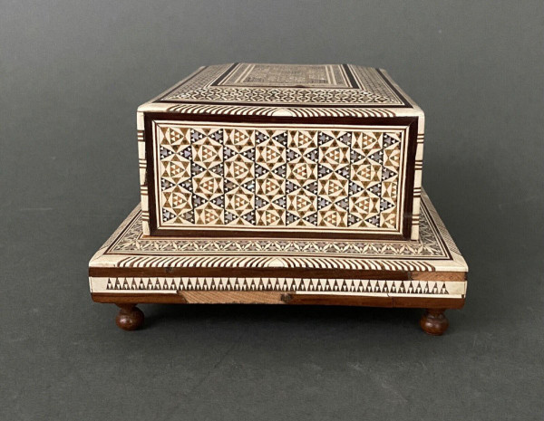 Mother-of-pearl marquetry oriental cigarette box musical box 20th century