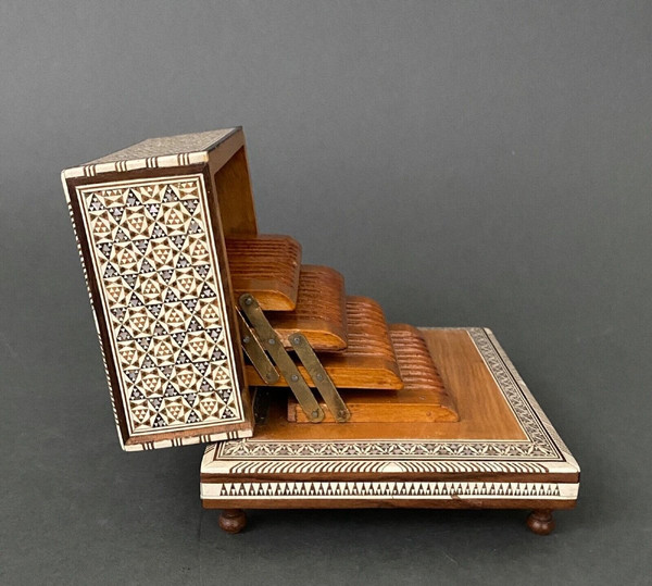 Mother-of-pearl marquetry oriental cigarette box musical box 20th century