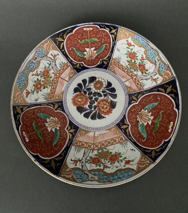 Grande piatto in porcellana Imari, XIX secolo, disegno floreale