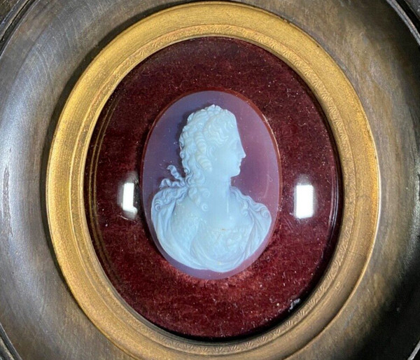 Cameo profile of a woman in a wooden frame 19th century