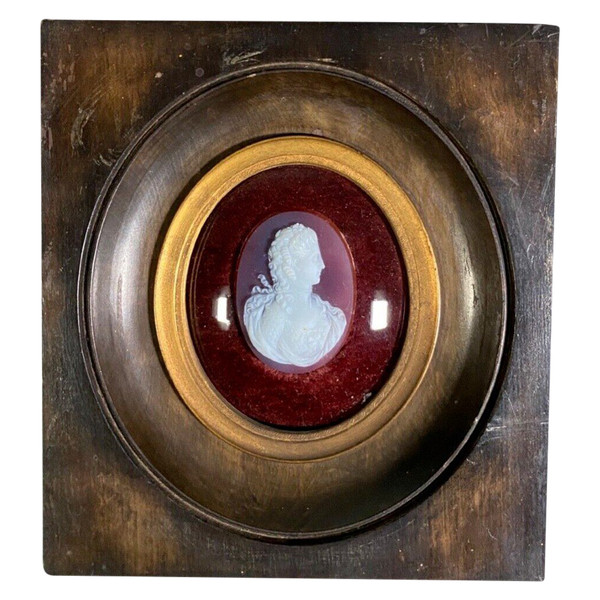 Cameo profile of a woman in a wooden frame 19th century