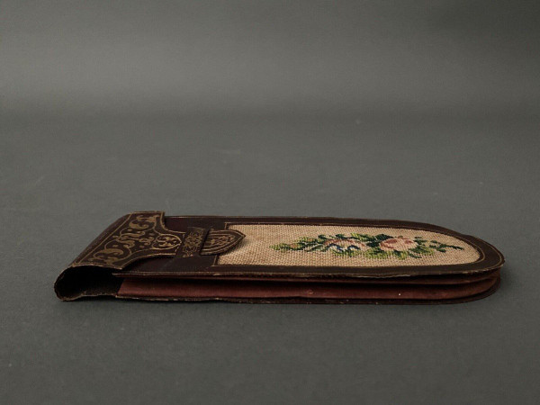 Rare message case in iron-stamped leather with floral decoration, late 18th century