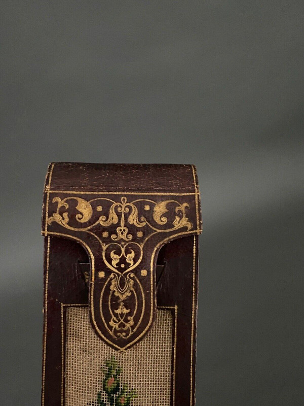 Rare message case in iron-stamped leather with floral decoration, late 18th century