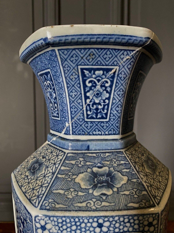 Paire de vases japonais hexagonaux fond bleu pans coupés DEC 739