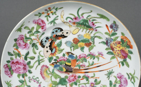 Assiette en porcelaine de Canton XIXe décor de papillons et d'oiseau