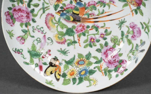 Assiette en porcelaine de Canton XIXe décor de papillons et d'oiseau