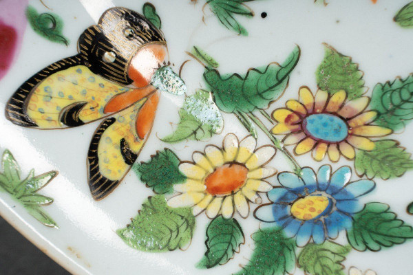 Assiette en porcelaine de Canton XIXe décor de papillons et d'oiseau