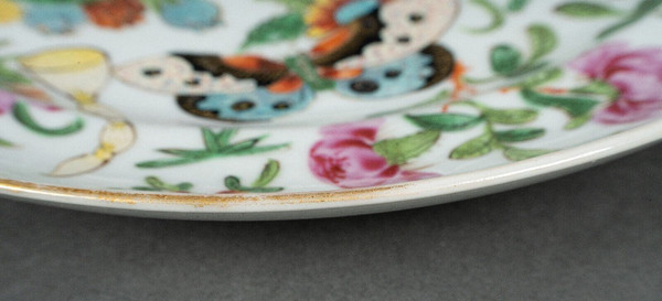 Assiette en porcelaine de Canton XIXe décor de papillons et d'oiseau