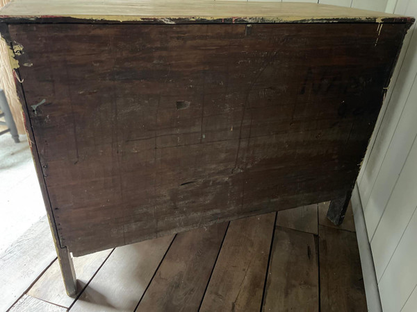 Commode Louis XV en bois patine datant du 18e siècle 