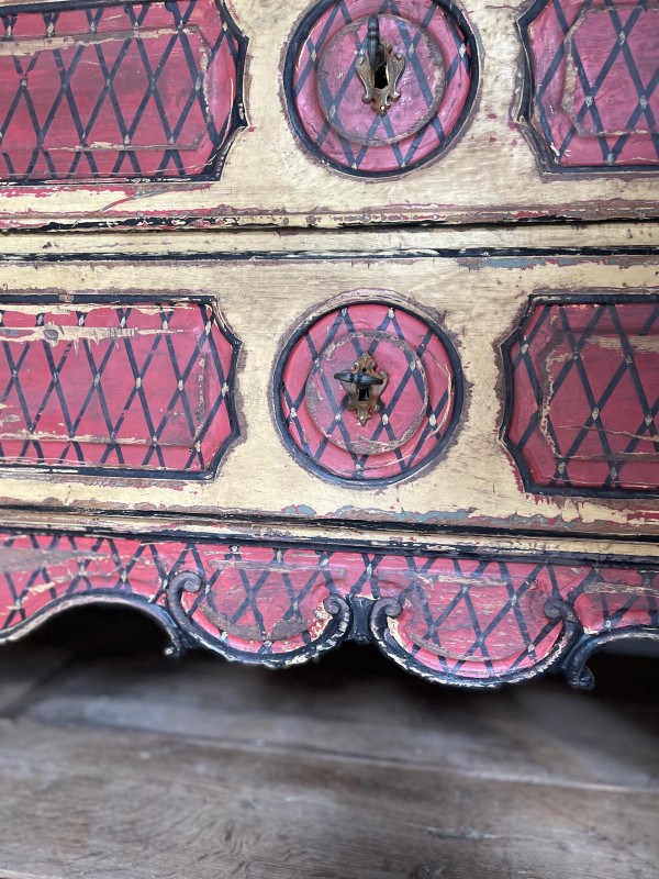 Commode Louis XV en bois patine datant du 18e siècle 