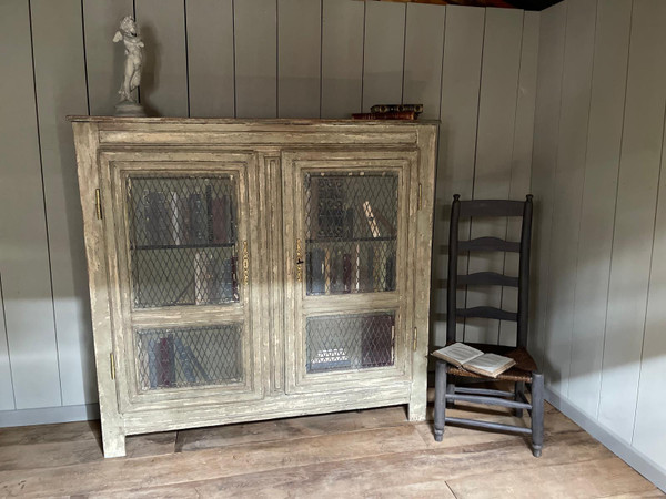 Late 19th century patinated wooden bookcase with trompe l’oeil