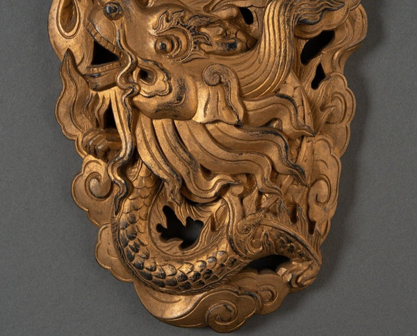 Panneau en bois doré sculpté à décor de dragon Chine Indochine XIXe