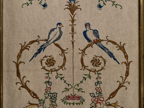 Panneau brodé 1900 style Louis XVI décor d'oiseaux cadre baguette