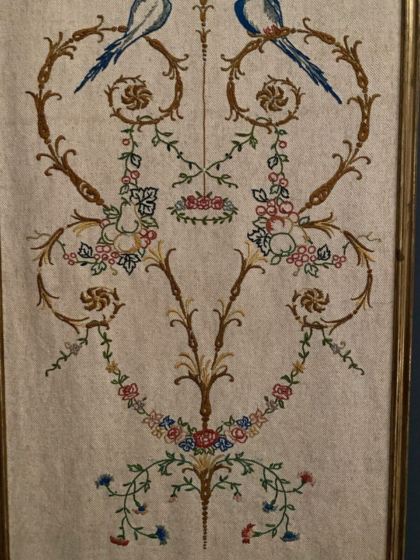 Panneau brodé 1900 style Louis XVI décor d'oiseaux cadre baguette