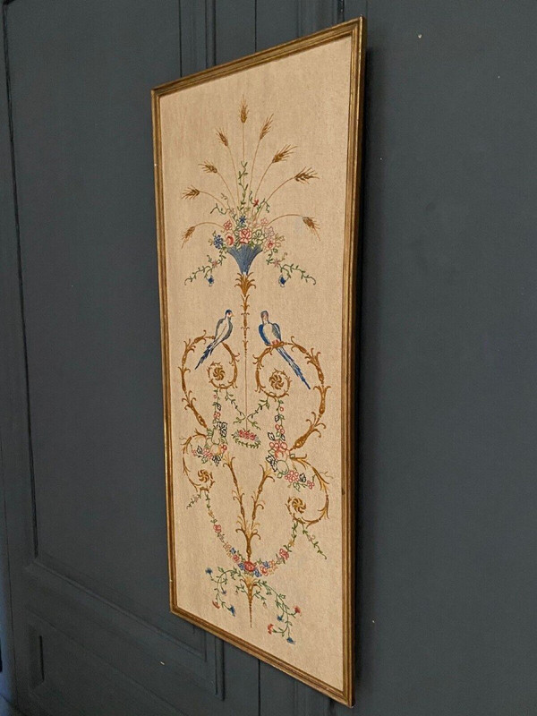 Panneau brodé 1900 style Louis XVI décor d'oiseaux cadre baguette