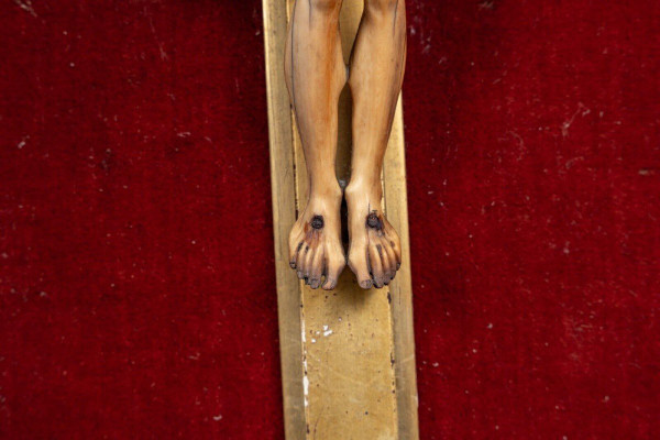 17th century hand-carved crucifix with gilded wooden frame decorated with flowers