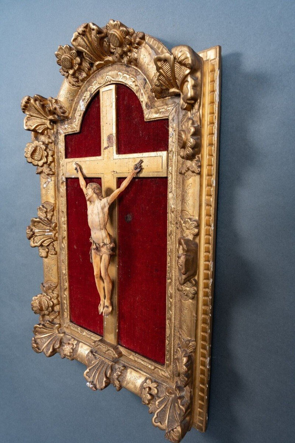 17th century hand-carved crucifix with gilded wooden frame decorated with flowers