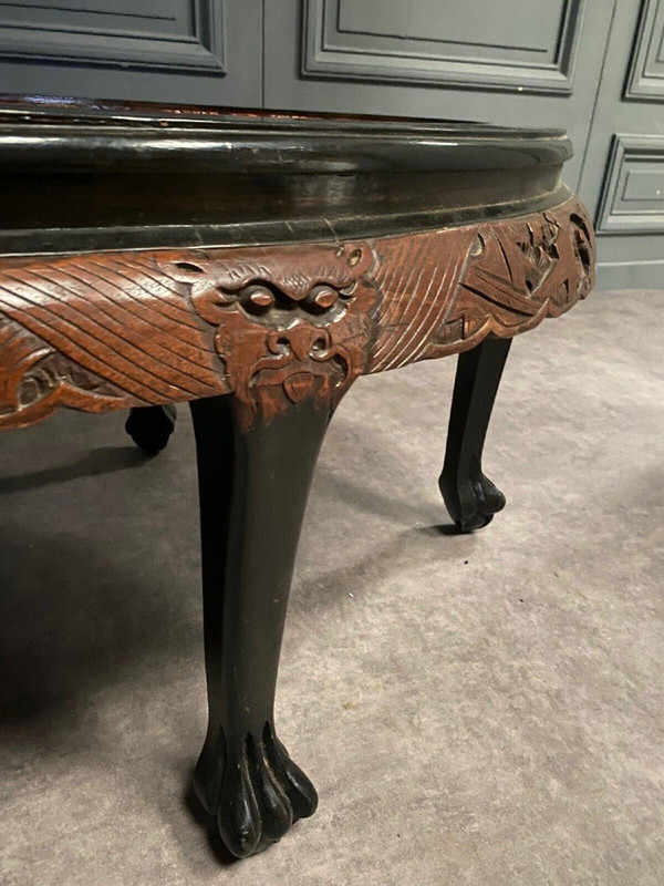 Table basse Chine milieu XXe en laque et bois sculpté riche décor