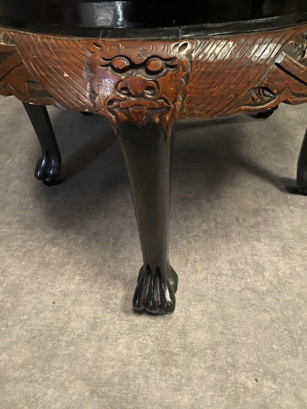 Table basse Chine milieu XXe en laque et bois sculpté riche décor