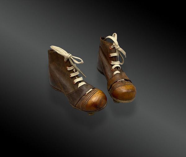 Paire de chaussures en cuir à crampons pour enfant. Circa 1920