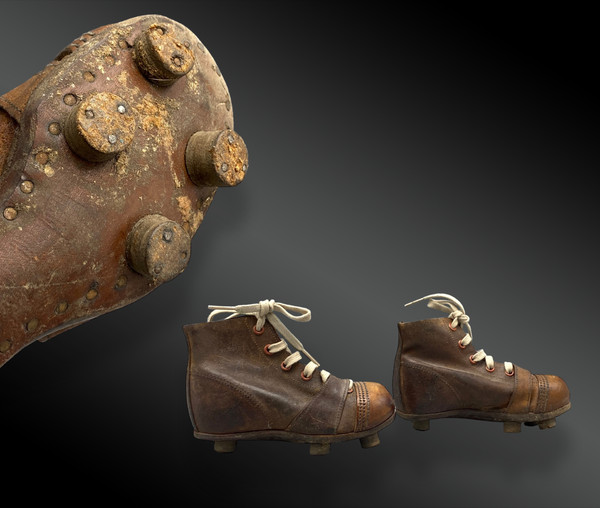 Paire de chaussures en cuir à crampons pour enfant. Circa 1920