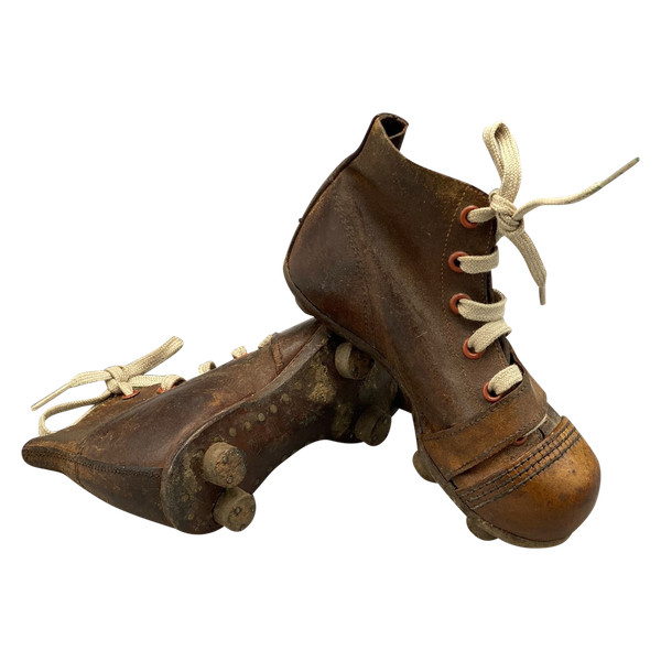 Paire de chaussures en cuir à crampons pour enfant. Circa 1920