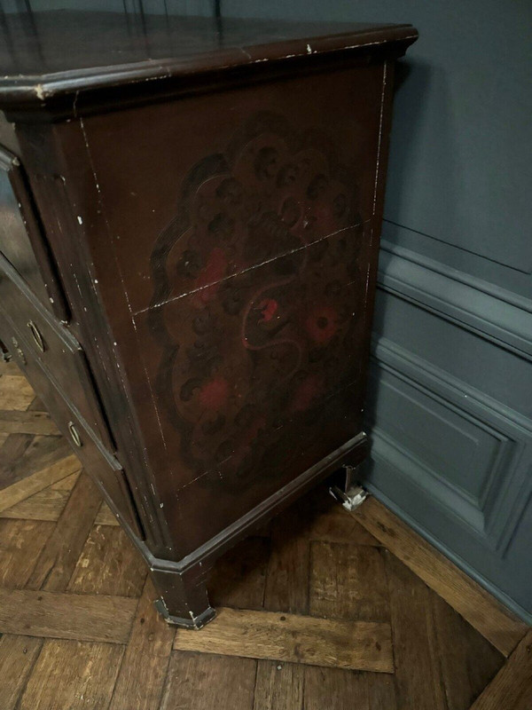 Chinese lacquer chest of drawers with dragon decoration, late 19th century