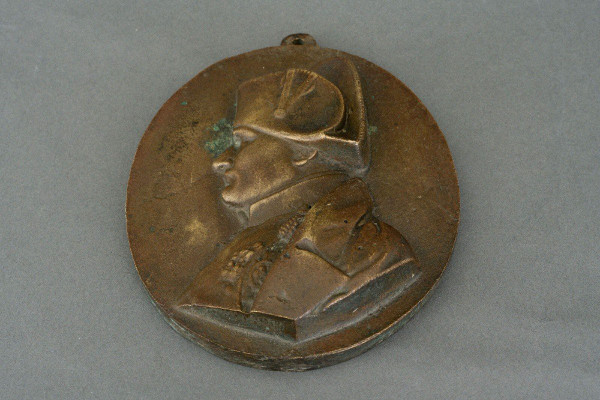 Médaillon en bronze doré Napoléon en buste XIXe patine brun nuancé