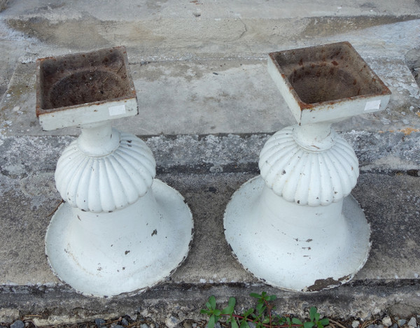 Coppia di grandi vasi medicei da ornamento da giardino in ghisa, periodo '800 - cm 51,5