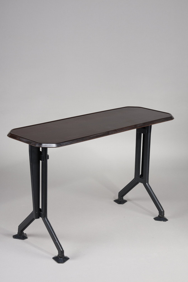 Petite table d'appoint BBPR pour Olivetti du modèle Arco