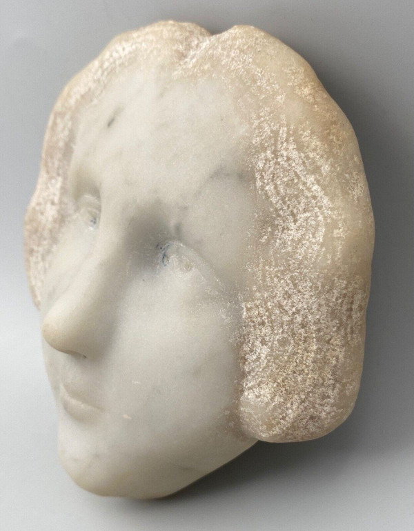 Tête de jeune fille en marbre dans le goût de la Haute Époque XXe sculpture