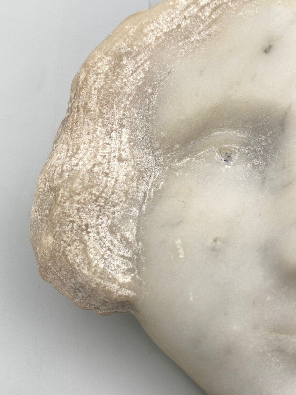 Tête de jeune fille en marbre dans le goût de la Haute Époque XXe sculpture