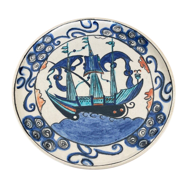 Plat Iznik décor de caravelle milieu du XXe marquage CB