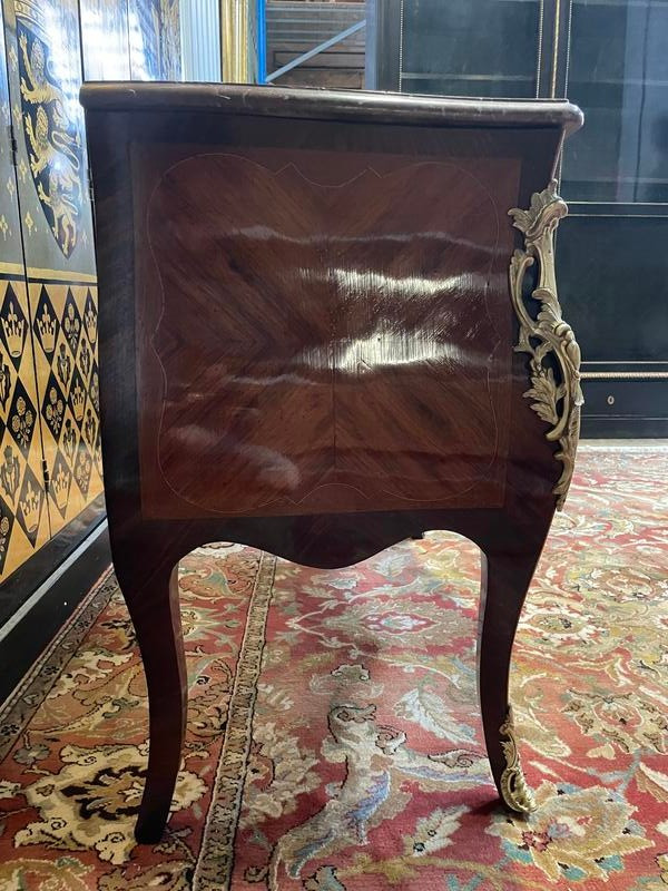 Commode en marqueterie de style Louis XV