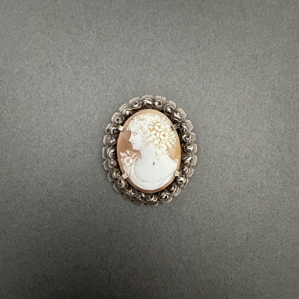 Late 19th century brooch cameo depicting a woman's profile in the Antique style.