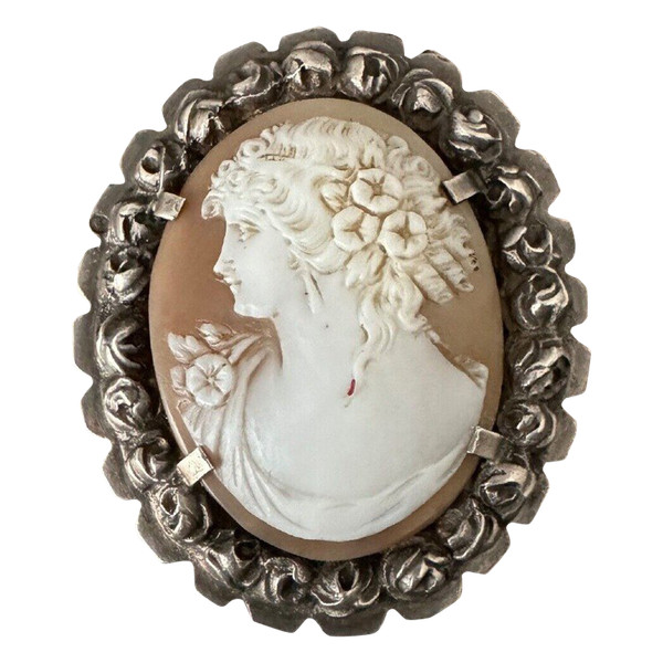 Late 19th century brooch cameo depicting a woman's profile in the Antique style.