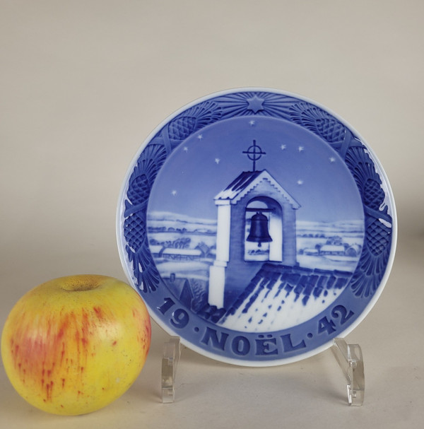 Royal Copenhagen, Christmas Plate 1942, 20th Century