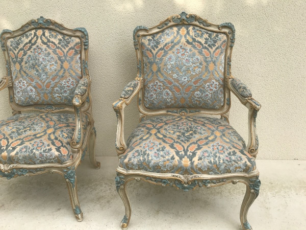 Ein Paar große Sessel im Stil von Louis XV aus lackiertem Holz XX ème