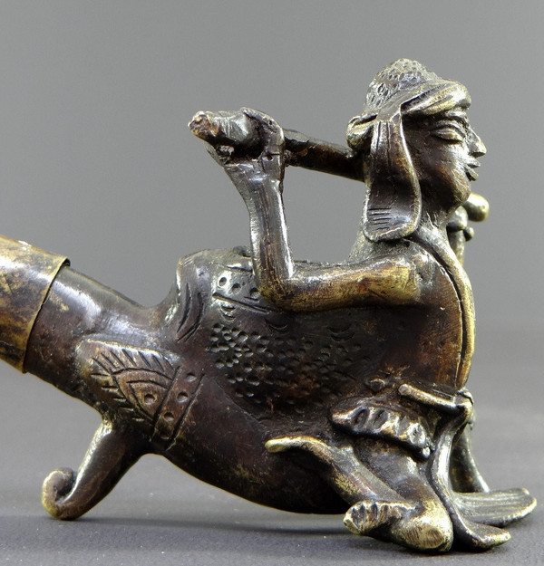 Birmanie, Années 1920/1930, Pipe En Bronze Et Laiton Ornée d'Un Nat. 