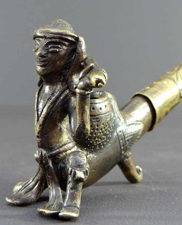 Birmanie, Années 1920/1930, Pipe En Bronze Et Laiton Ornée d'Un Nat. 