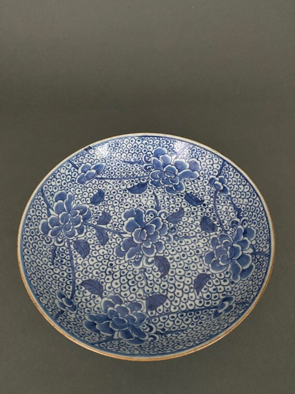 Soup plate China 18th century, blue and white floral design