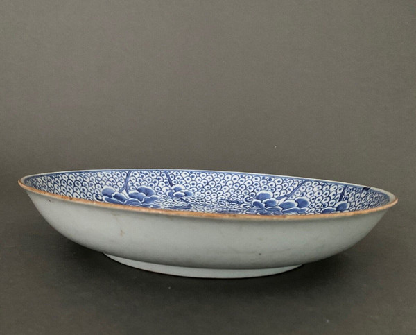 Soup plate China 18th century, blue and white floral design