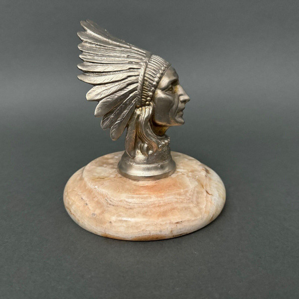 Automaskottchen aus versilberter Bronze signiert Frecourt Indien Onyx-Sockel