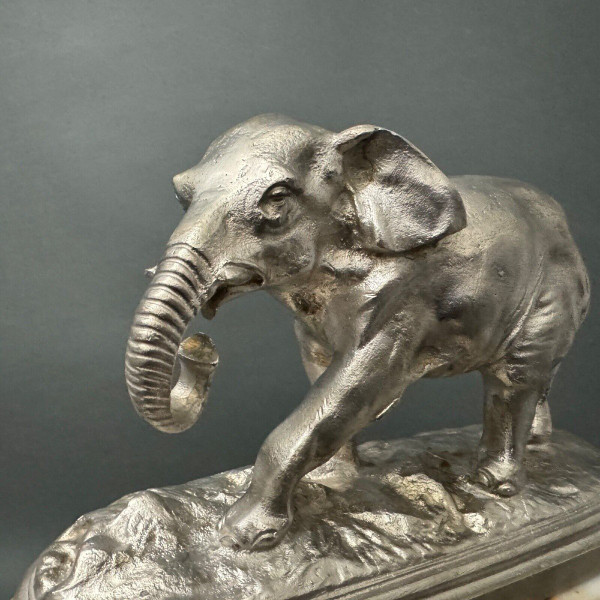 1930 soggetto in bronzo argentato raffigurante un elefante su base di onice